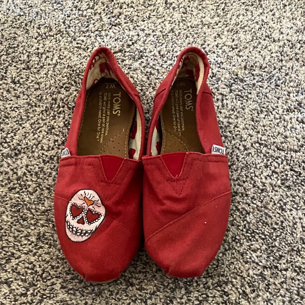 TOMS Red, painted skull flats